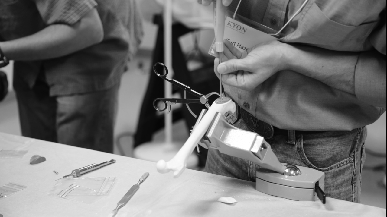 Participant au cours PGR travaillant un exercice de laboratoire à sec